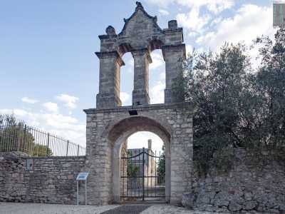 �La struttura � qui dal 1959. Prima era collocato sulla facciata della chiesa di San Giovanni Battista. Quando quest�ultimo edificio fu demolito, l�arco venne salvato e portato qui